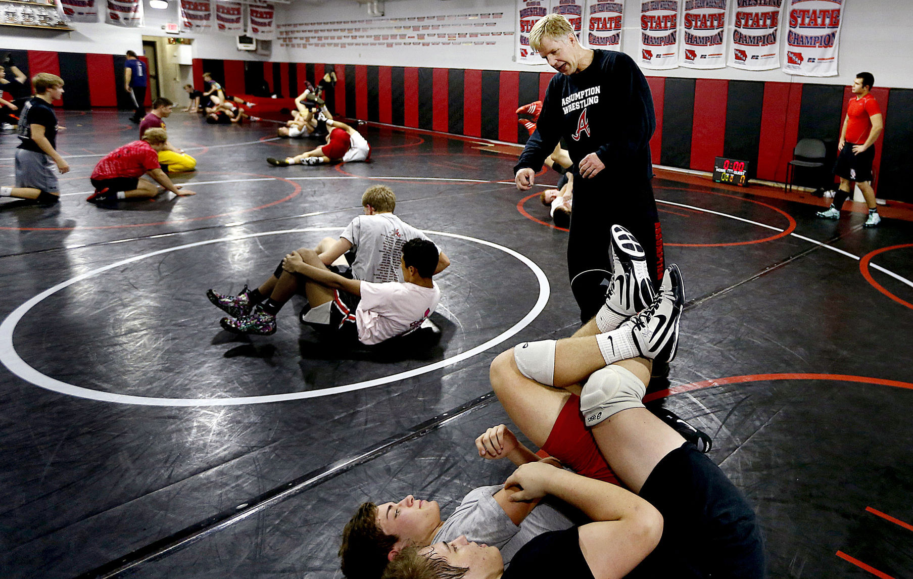 112816-Assumption-wrestling-005